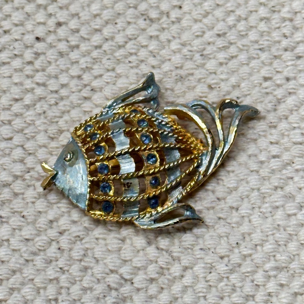 4 costume jewelry pins, Camel, Apple, Drummer, Fish - Picture 2 of 10